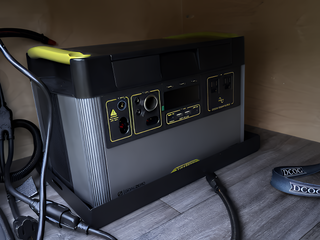 Power station with multiple outlets and cables - RC city